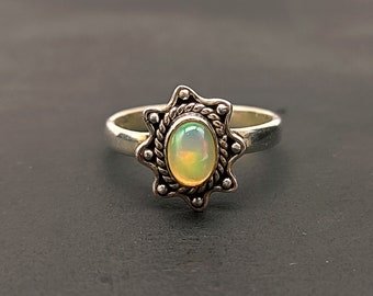 Ręcznie robiony pierścień z opalem etiopskim: owalny kaboszon w stylu boho ze srebra próby 925