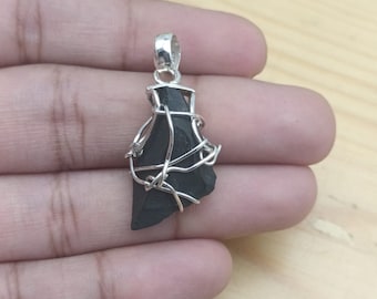 Wisiorek ze srebra próby 925 z szungitem: naszyjnik z czarnym kamieniem szlachetnym owinięty drutem