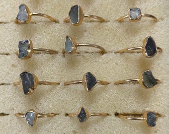 Pierścionek z mołdawitem platerowanym złotem, srebro próby 925, styl boho