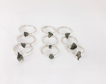 Pierścionek z surowym moldawitem: minimalistyczny pierścionek boho ze srebra próby 925