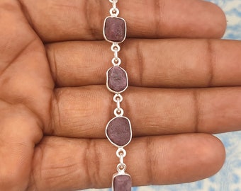 Bransoletka z surowego rubinu: ręcznie robiona oprawa z oprawą ze srebra próby 925