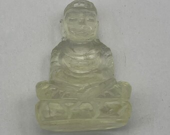 Rzeźba Buddy ze szkła pustynnego z Libii: figurka z żółtego kryształu