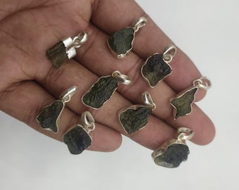 Surowy wisiorek z mołdawitu: autentyczne czeskie srebro próby 925