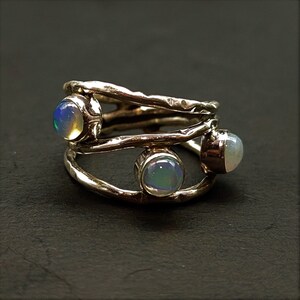 Anello in argento 925 con opale fatto a mano: design artigianale con tre pietre