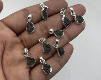 Surowy wisiorek z mołdawitu: autentyczny czeski kamień, srebro próby 925