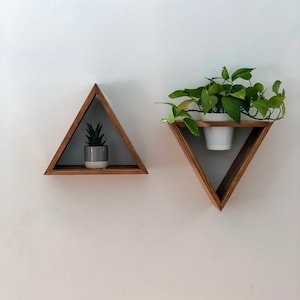 Triangle Shelf - Floating shelf Wood wall décor - Wood wall plant holder shelf