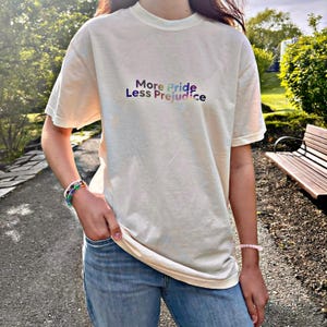プライドを高め、偏見を減らすTシャツ - オンブレレインボー - LGBTQ+プライド、ジェーン・オースティン風 - アイボリーの快適なカラーのコットンTシャツ - 送料無料