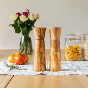 Molinillo de sal y pimienta hecho a mano de madera de olivo / Molinillos personalizados de madera (Personalización GRATUITA + Acondicionador de madera orgánica)