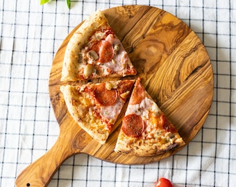 Tabla de pizza de madera de olivo / Pala de pizza de madera / Tabla de cortar pizza personalizada / Tabla para servir pizza (personalización gratuita y cera de abejas de madera)
