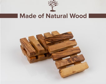 Puede incluir: Jabonera de madera natural. El diseño de listones presenta tonos de madera marrón claro y oscuro. El texto "Made of Natural Wood" está encima de la jabonera.