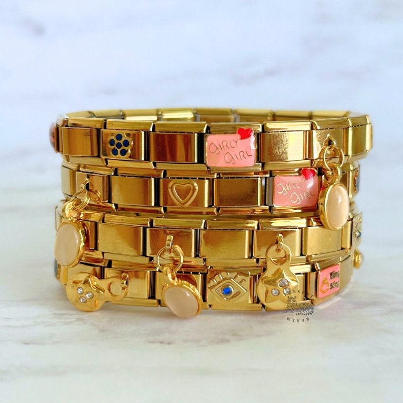 Bracciale con ciondoli italiani in oro, Bracciale con ciondoli italiani misteriosi Oro, Ciondoli italiani, Gioielli Y2K, Braccialetti con ciondoli, Bracciali per le donne immagine 1