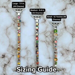 Op de afbeelding: Afbeelding toont drie zilveren horlogebandjes met kleurrijke bedels. De bandjes zijn gelabeld met Large (18 cm), Medium (16 cm) en Small (14 cm). De tekst "Sizing Guide" staat onderaan.