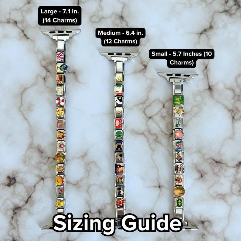 Op de afbeelding: Afbeelding toont drie zilveren horlogebandjes met kleurrijke bedels. De bandjes zijn gelabeld met Large (18 cm), Medium (16 cm) en Small (14 cm). De tekst "Sizing Guide" staat onderaan.