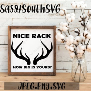 Puede incluir: Un letrero enmarcado con un diseño en blanco y negro de una cornamenta de ciervo y el texto "NICE RACK HOW BIG IS YOURS?"