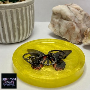 Hermoso plato de baratija de mariposa