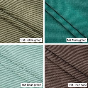Może przedstawiać: Cztery pr&oacute;bki tkaniny sztruksowej w r&oacute;żnych odcieniach zieleni i brązu. Kolory są oznaczone: 13# Coffee green, 14# Moss green, 15# Bean green i 16# Deep coffee. Tkanina ma prążkowaną fakturę.