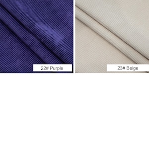 Może przedstawiać: Dwie pr&oacute;bki tkanin: jedna w głębokim fioletowym kolorze oznaczona jako "22# Purple", a druga w kolorze beżowym oznaczona jako "23# Beige". Obie tkaniny mają prążkowaną fakturę sztruksu, z ukośnymi prążkami.
