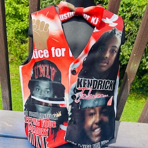 Könnte beinhalten: Eine rote Weste und eine passende Fliege mit einer Fotocollage von Kendrick Johnson. Die Weste enthält den Text Justice for KJ, The Fight Continues, Keeping Your Memory Alive und Miss You King sowie eine erhobene Faust und weiße Tauben.