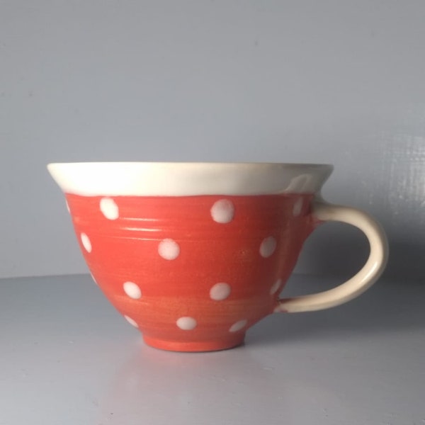 Milchkaffeetasse rot mit weißen Punkten