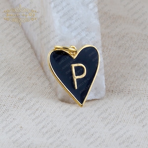 Colgante de corazón con inicial de plata 925, colgante de corazón con letra P con esmalte negro, colgante de esmalte con inicial personalizado, colgante con inicial chapado en oro