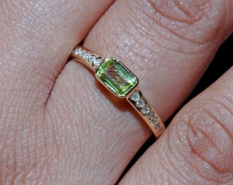 Anello in oro giallo 14 carati con peridoto e diamanti bianchi