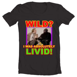 Puede incluir: Camiseta negra con un gráfico de un hombre y un gorila. El texto "WILD? I WAS ABSOLUTELY LIVID!" está impreso en la camiseta.