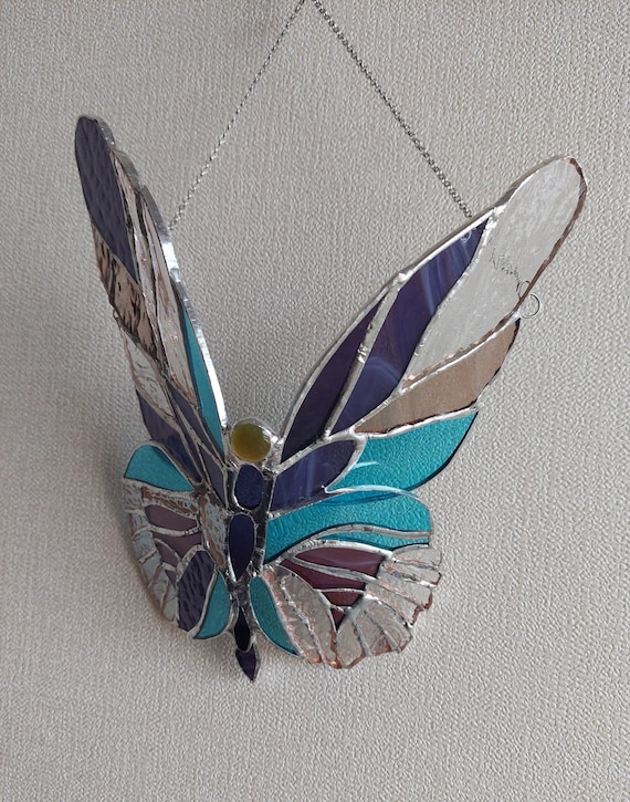 飛んでいる蝶のステンドグラス、それにもかかわらず窓のサン