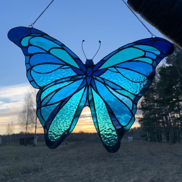Vitrail papillon bleu 2023 | Conception en verre fait à la main | Cadeau déco fait maison | papillon attrape-soleil | cadeau personnalisé | cadeau de mur |