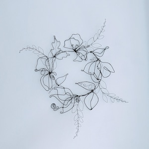 Guirlande de fleurs toutes saisons en fil métallique de 14 po. de diamètre. Fleurs à accrocher au mur en métal fabriquées à la main pour cadeaux et décoration d'intérieur.