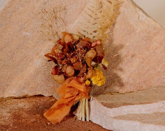 Boutonnière en fleurs séchées colorée - Gaia