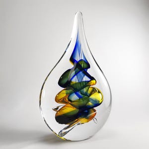 Flache Tropfenform Skulptur - 5,9 Hoch handgefertigt mundgeblasenes Glas - Blau und Gelb Twist - Sammlerstück - Dekoratives Geschenk