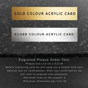 Puede incluir: Dos tarjetas rectangulares de acr&iacute;lico, una dorada y otra plateada, con el texto "GOLD COLOUR ACRYLIC CARD" y "SILVER COLOUR ACRYLIC CARD". La imagen tambi&eacute;n incluye detalles de grabado, con un tama&ntilde;o de placa de 6,5 cm x 2,5 cm.