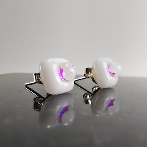 Kleine glazen oorbellen – gesmolten wit dekkend en dichroïsch – kleur veranderende minimalistische stekers – lichtgewicht handgemaakte sieraden