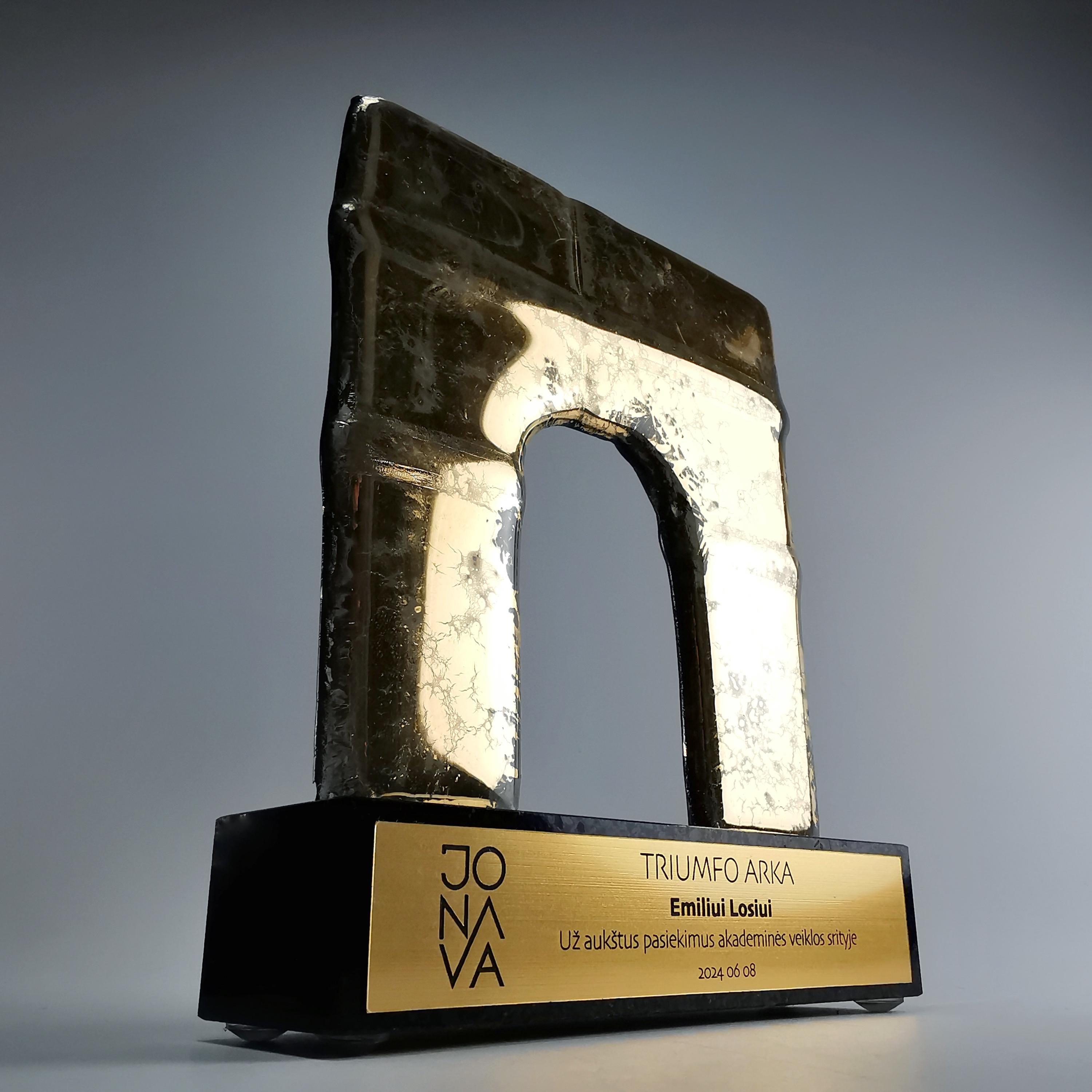 Scultura in vetro personalizzata ad arco di trionfo: premio trofeo aziendale