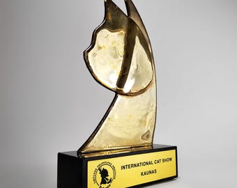 Scultura in vetro a forma di gatto dorato: trofeo d&#39;arte da collezione su piedistallo in pietra