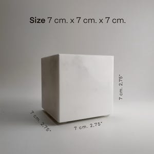 以下が含まれることがあります： 7cm x 7cm x 7cm の白い正方形の 大理石のプランター