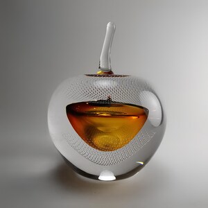 手作りの吹きガラス製リンゴの彫刻 - ルビーと琥珀色のミックス - ユニークなホームデコレーション