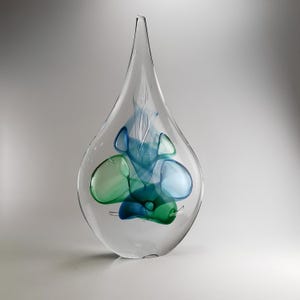 Handgefertigte Skulptur aus mundgeblasenem Glas - flache Tropfenform - Höhe 32 cm - Glaskunststatue - Aqua Blue Farbdesign - Sammlerstück - Geschenkidee
