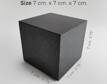 Puede incluir: Un cubo negro de granito, que mide 7 cm por lado. Tamaño: 7 cm x 7 cm x 7 cm.
