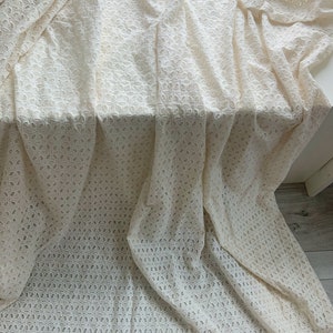 Ivoire 100% coton dentelle tissu brodé oeillet coton dentelle tissu pour robe, vêtements, par yard