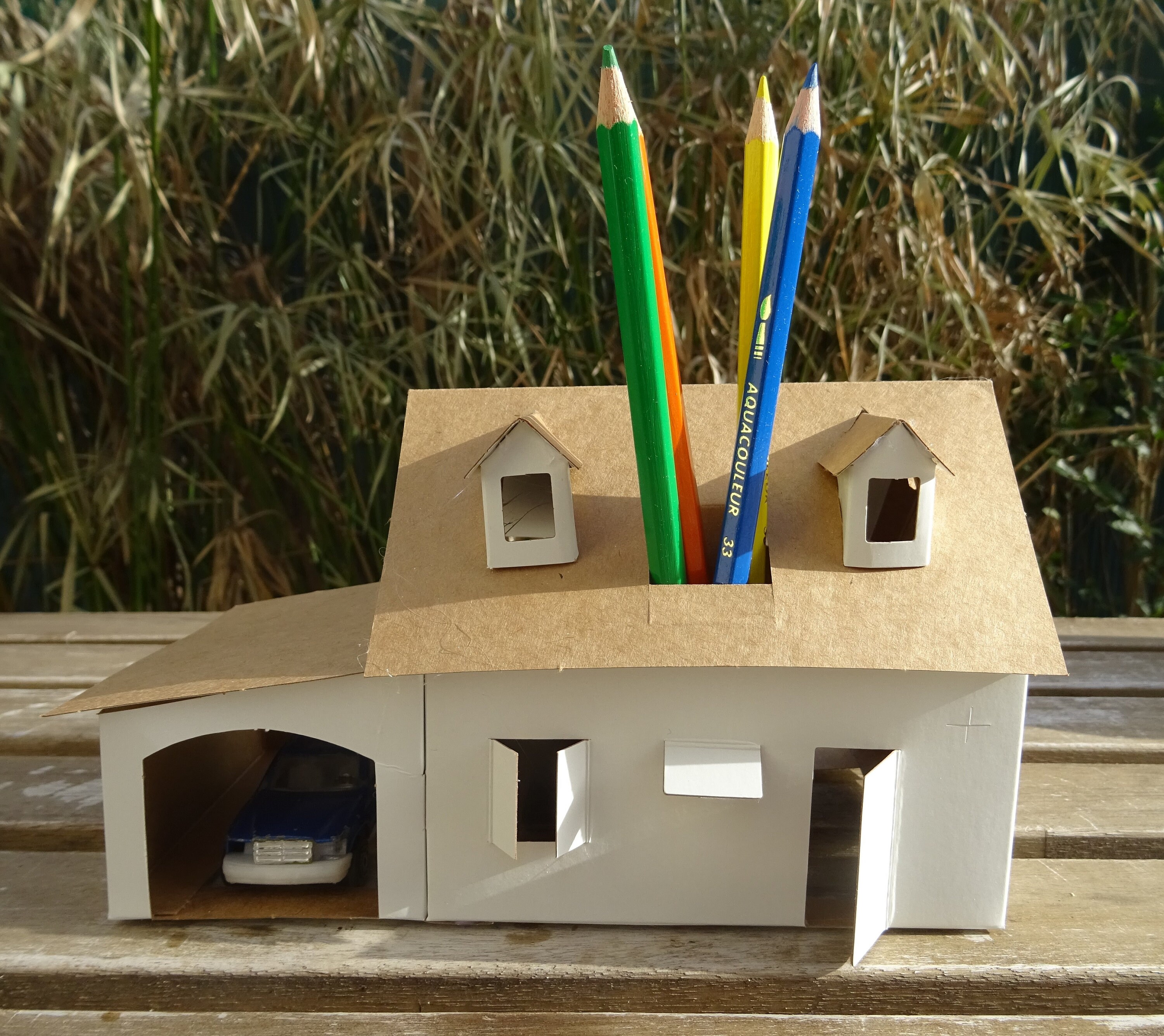 Maccarton, Maison Porte-Crayons, en Carton, Support de Jeux