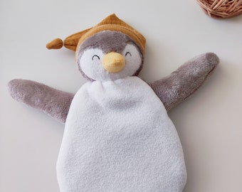 Flacher Kuscheltier-Pinguin aus Fleece und weichem taupefarbenem Stoff für gemischte Jungen und Mädchen mit personalisierter Stickerei des Vornamens des Babys