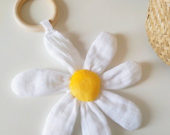 Mordedor flor en pañal blanco y floral y Minky amarillo con anilla de madera sin barnizar