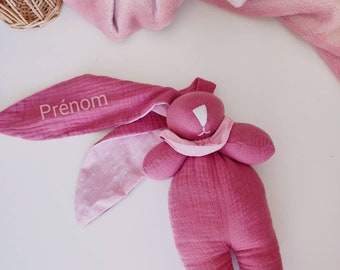 Joli doudou peluche lapin avec sa petite colerette avec broderie personnalisée du prénom de bébé fille ou garçon