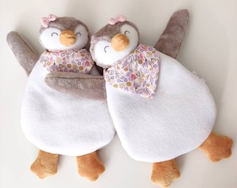 Peluche plano pingüino de forro polar y suave tela rosa o topo para niña con bordado personalizado del nombre del bebé