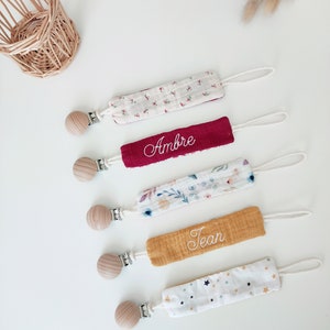 Personalized double-sided pacifier clip with or without first name embroidery in swaddling and cotton with Oeko tex pattern. Girl boy unisex accessory.