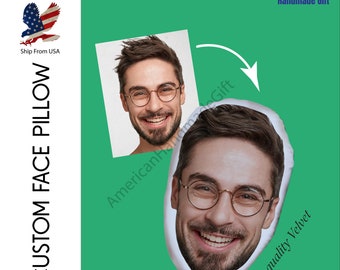 Può includere: Un cuscino personalizzato con il viso sorridente di un uomo stampato su di esso. Il cuscino è bianco e realizzato in velluto di alta qualità. L'immagine mostra il cuscino che viene realizzato da una foto di un uomo con gli occhiali.