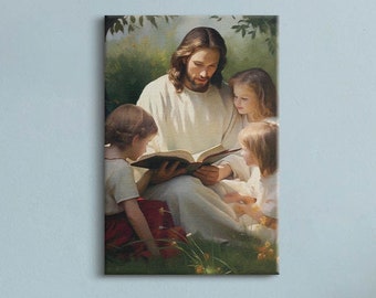 Puede incluir: Una pintura de Jesús leyendo un libro a tres niños en un entorno de bosque. Los niños están sentados en el suelo, escuchando atentamente a Jesús. La pintura está realizada en un estilo realista y presenta colores cálidos.