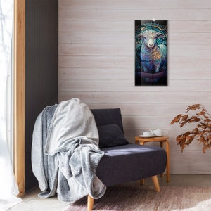 Könnte beinhalten: Ein Bild im Stil eines Buntglasfensters mit einem weißen Lamm mit blauen, violetten und grünen Akzenten. Das Lamm ist in einem schwarzen Rahmen mit einem Banner mit der Aufschrift "Das Lamm Gottes" eingefasst.