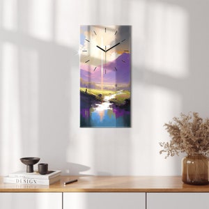 Peut inclure: Une horloge avec une croix blanche au centre, sur fond de paysage violet et bleu avec une rivière qui la traverse.